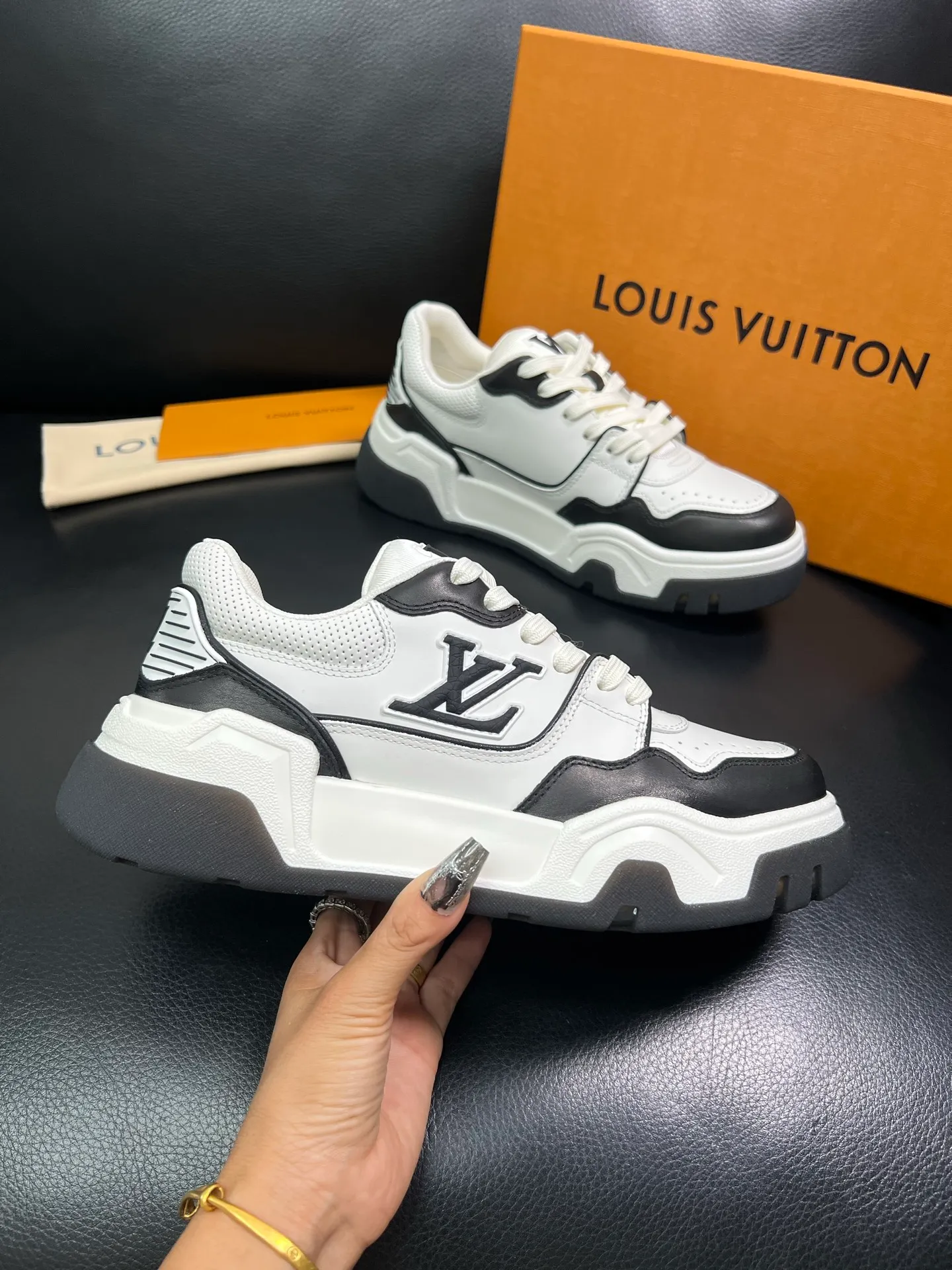 Men's shoes 💰900 Lv top purchase Louis Vuitton, counter synchronization, uppers imported from Italy cowhide, imported mesh padding soft and comfortable, soles: original soles specially provided by the original factory, T men's shoes 💰U exclusive movable molded soles super comfortable, original factory and single goods, high quality, welcome to compare, code number 38-44 (customized 45) 85883